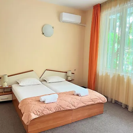 Къща за гости Family House Cherry