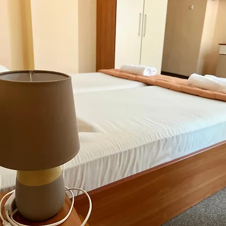 Family House Cherry Къща за гости 3*