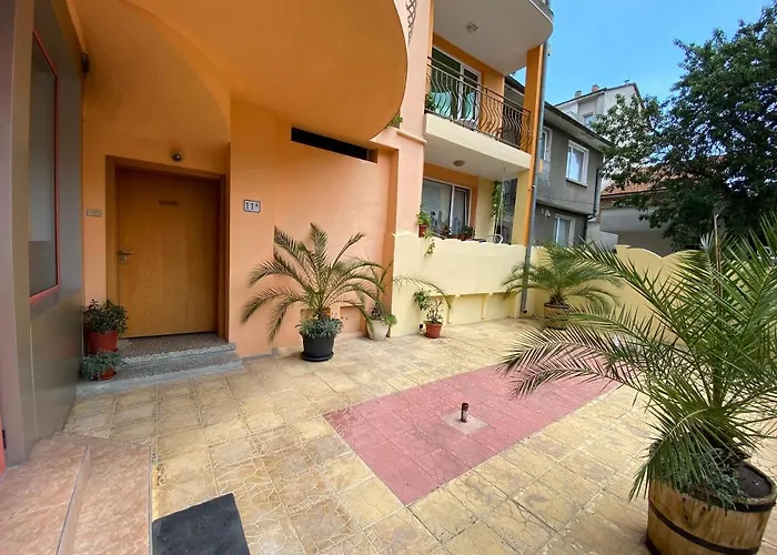 Family House Cherry Къща за гости Несебър