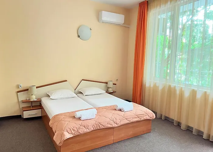 Къща за гости Family House Cherry