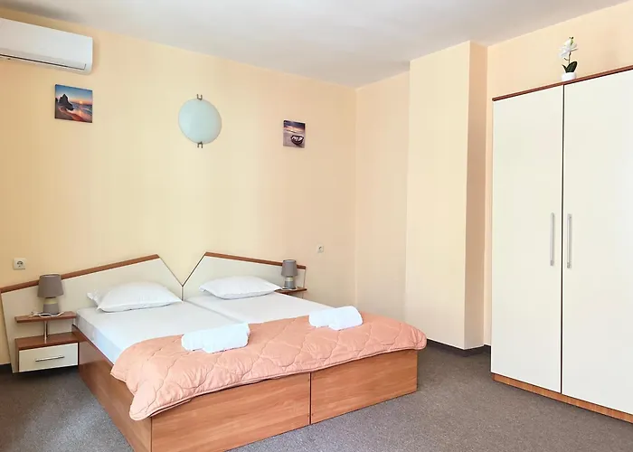 Къща за гости Family House Cherry 3*