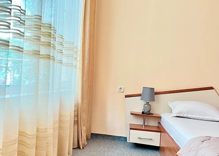 Family House Cherry Къща за гости 3*