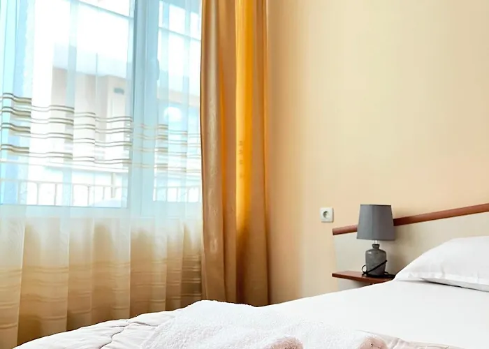 Къща за гости Family House Cherry 3*