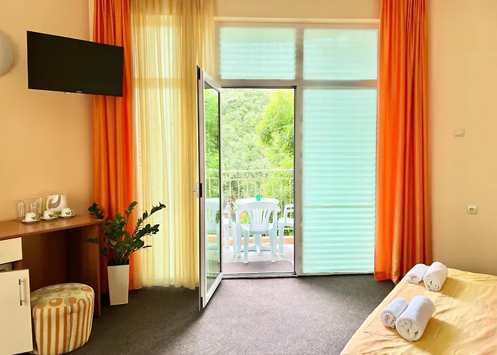 Family House Cherry Къща за гости Несебър