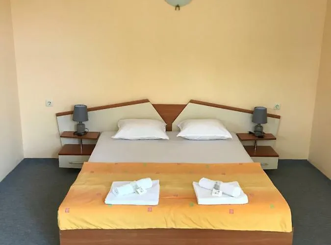 Family House Cherry Къща за гости 3*