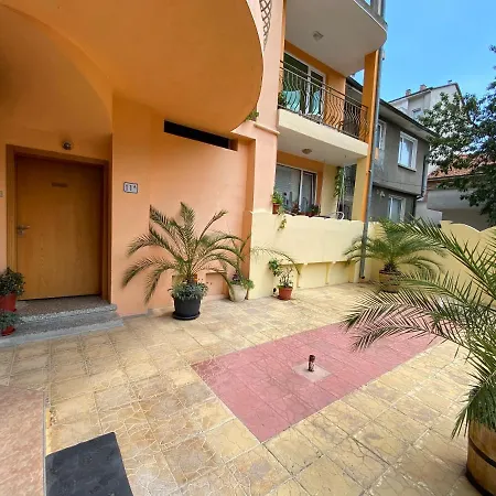 Family House Cherry 게스트하우스 네세부르