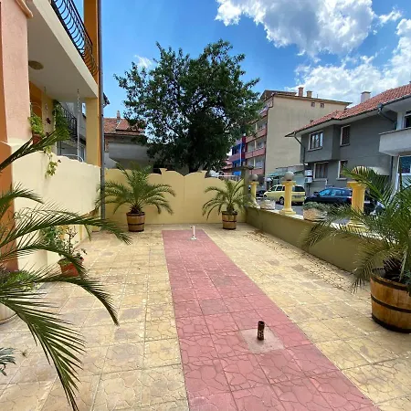 Family House Cherry 네세부르