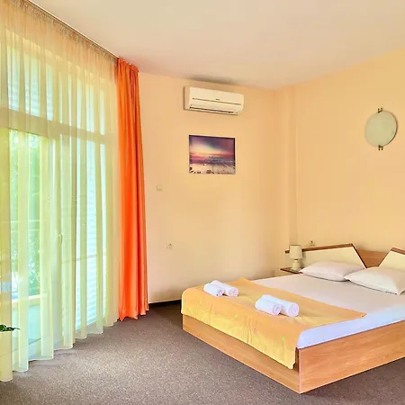 Family House Cherry 3* 네세부르