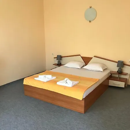 Family House Cherry 게스트하우스 네세부르