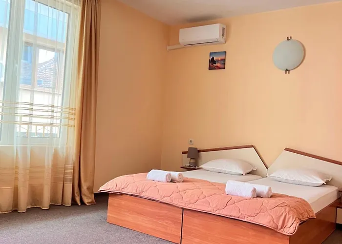 Family House Cherry Къща за гости 3*