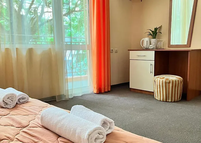 Къща за гости Family House Cherry 3*