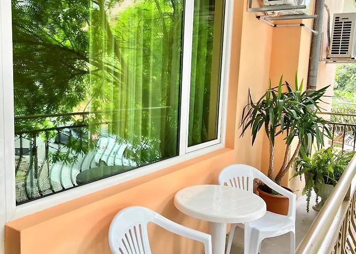 Family House Cherry Къща за гости Несебър