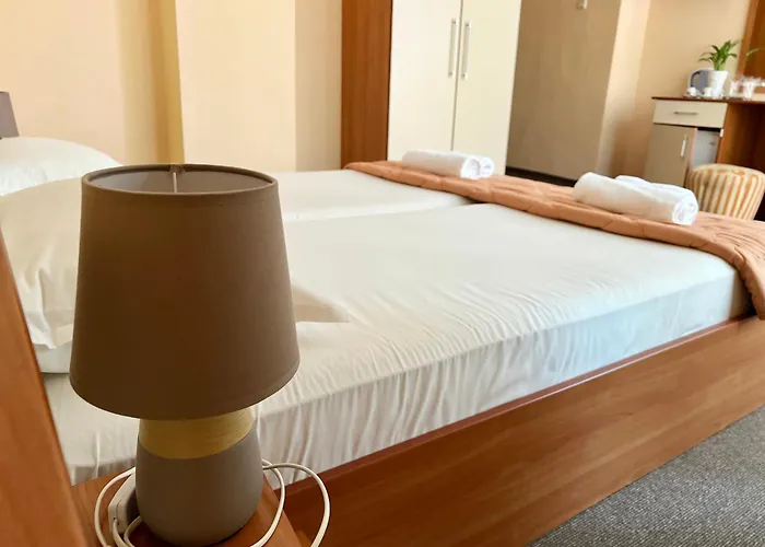 Family House Cherry Къща за гости 3*