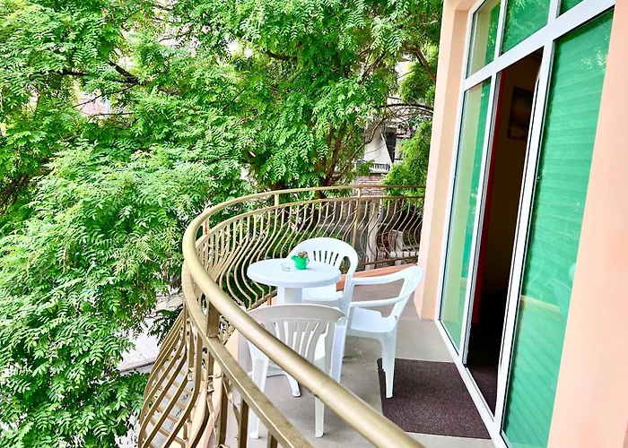 Family House Cherry Къща за гости 3*