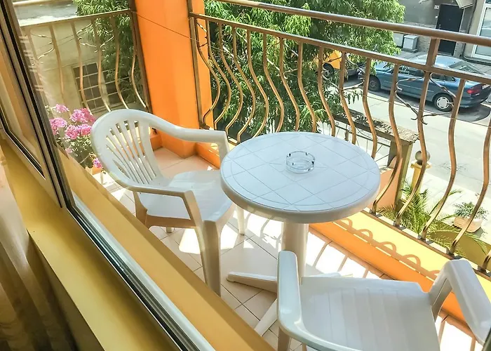 Family House Cherry Къща за гости